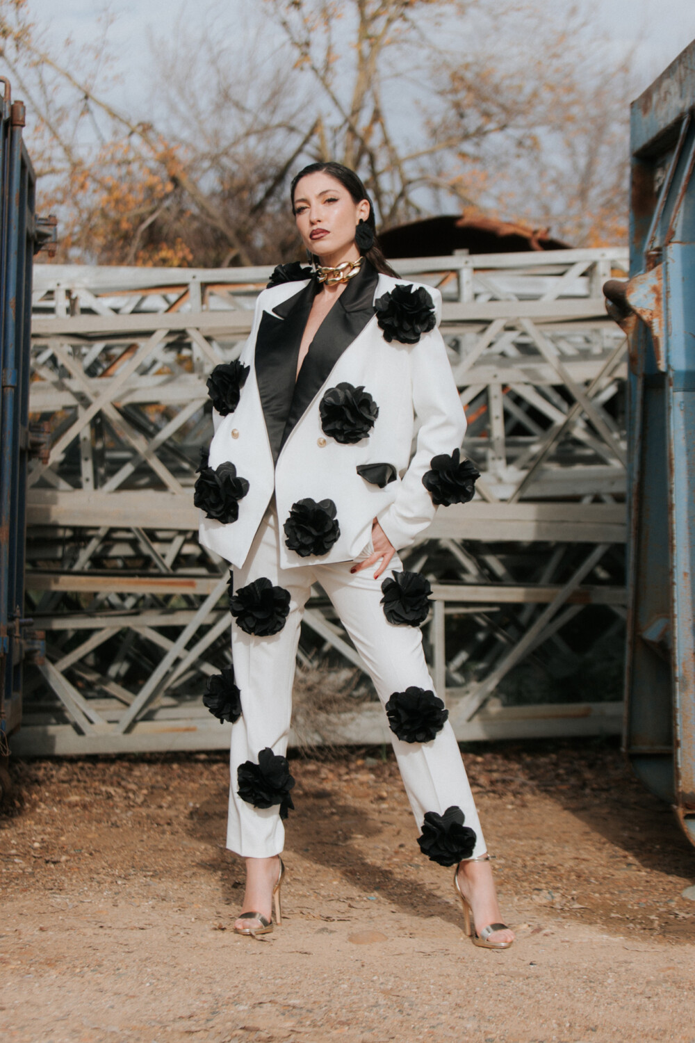 Alternative view of Traje blanco flores negras