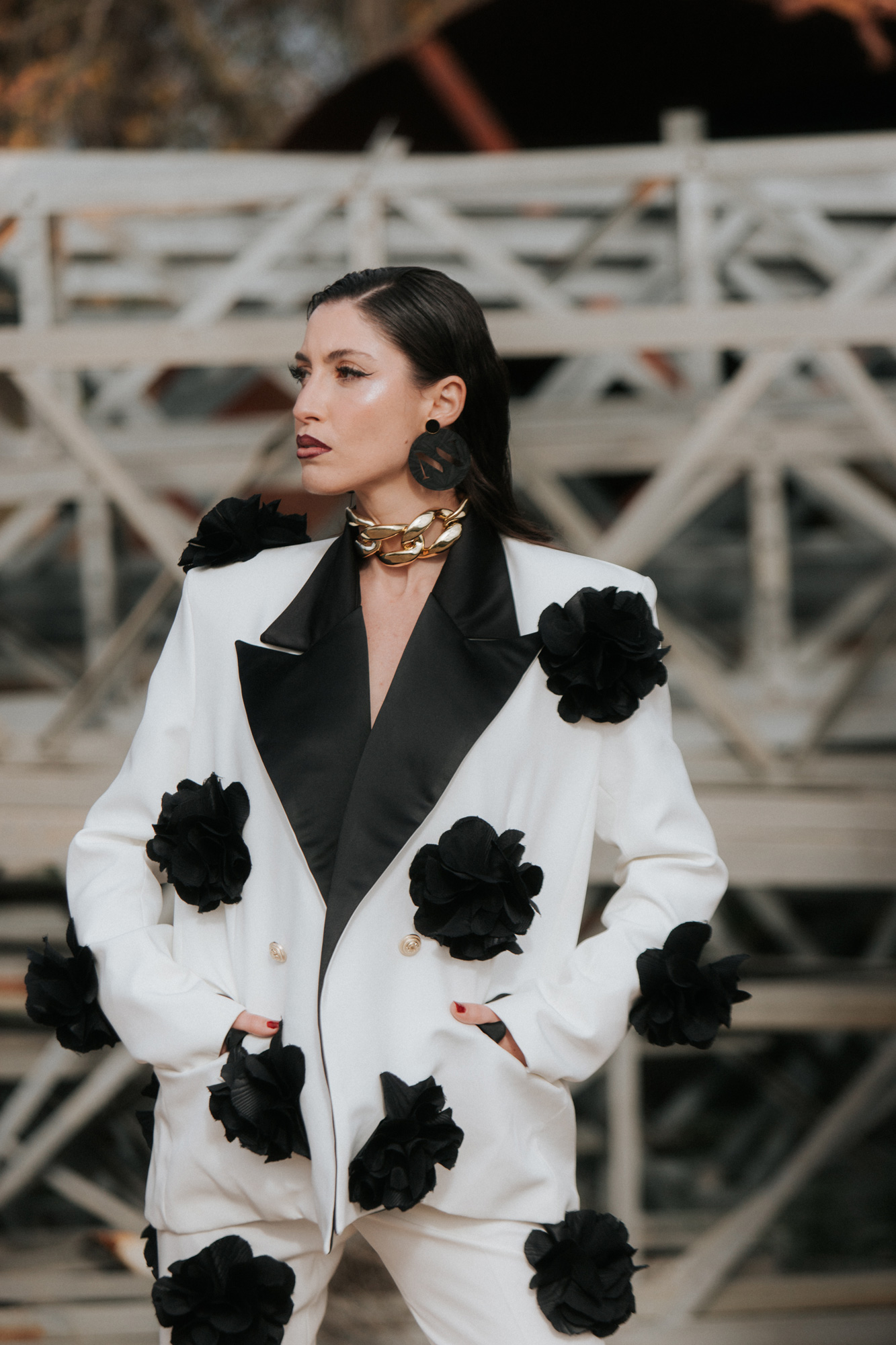 Traje blanco flores negras