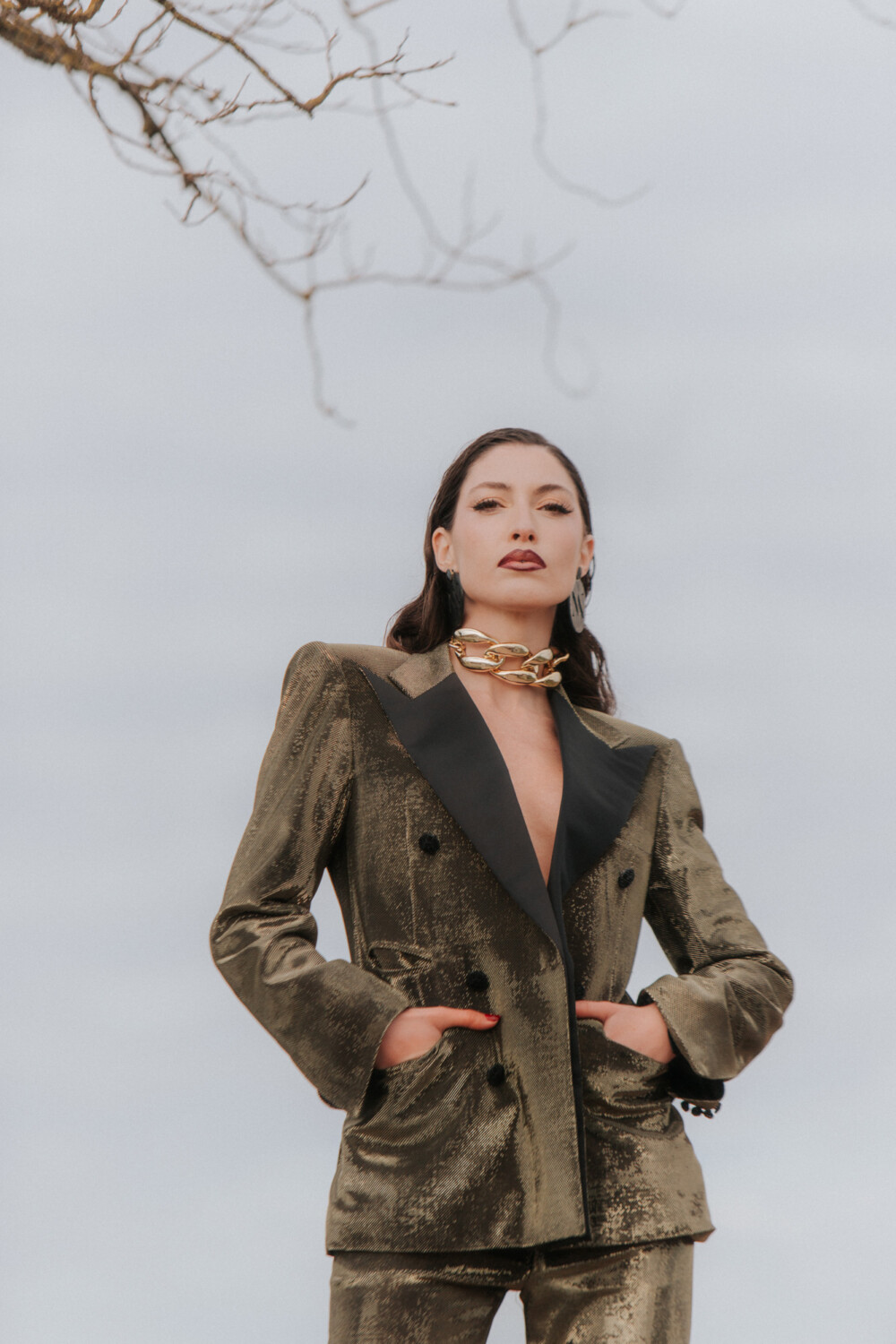 Alternative view of Traje dorado glitter